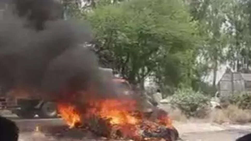 हरियाणा में दर्दनाक हादसा, ट्रक ने मारी टक्कर, कार में आग लगने से तीन लोग जिंदा जले