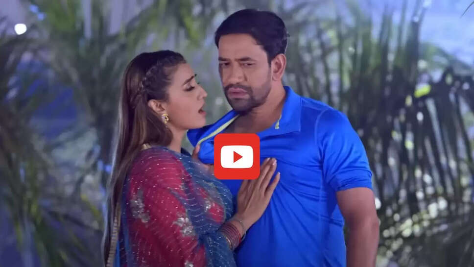 आम्रपाली को छोड़ निरहुआ ने अक्षरा सिंह को बाहों में भरकर किया Kiss, देखें Video