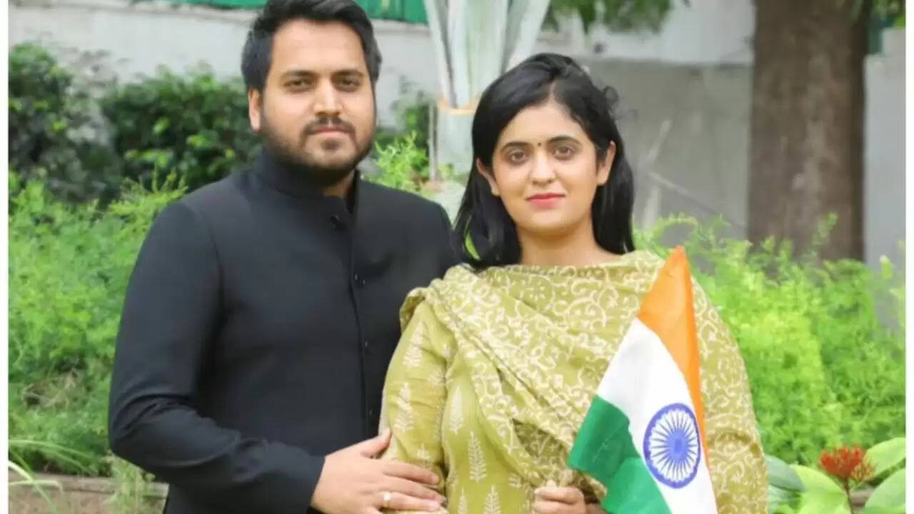 कोटा में हुई मुलाकात, IIT में हुआ प्यार, अफसर बनते ही दोनों ने करली शादी
