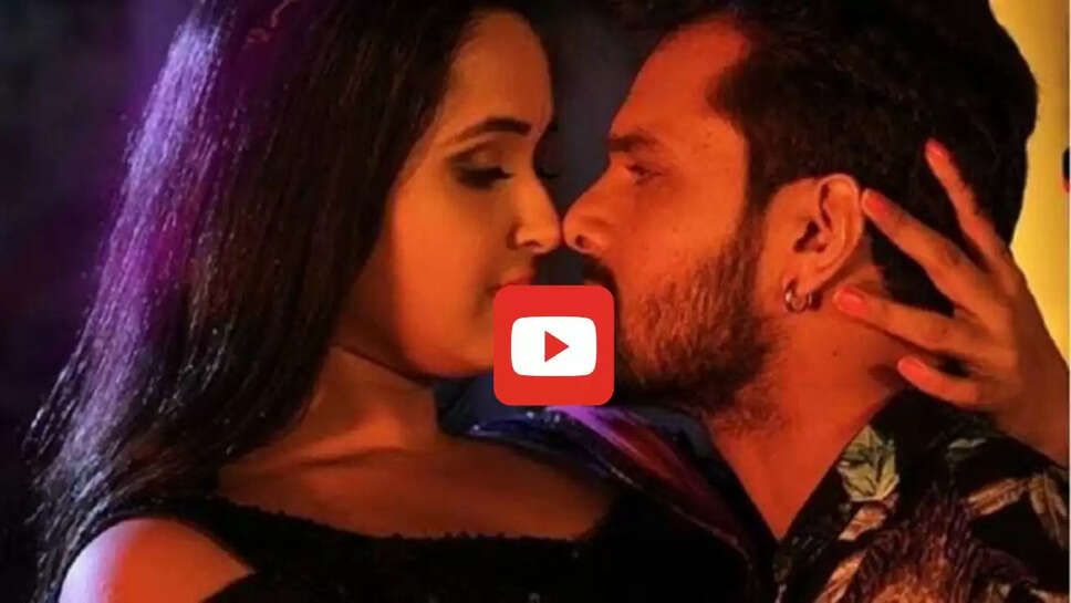  'ए ध&zwj;न&zwj;िया आगिया हावे तोहरे लगावल' में रात के अंधेरे में काजल राघवानी को चूमने लगे खेसारी लाल, देखें Video