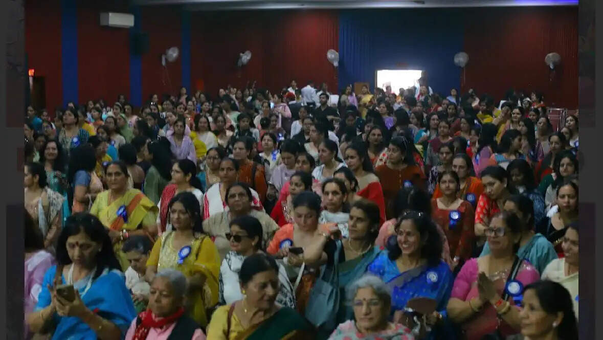 आदर्श महिला महाविद्यालय का सखी संगम एलुमनी मीट ,याद रहने वाला अनुभव बना