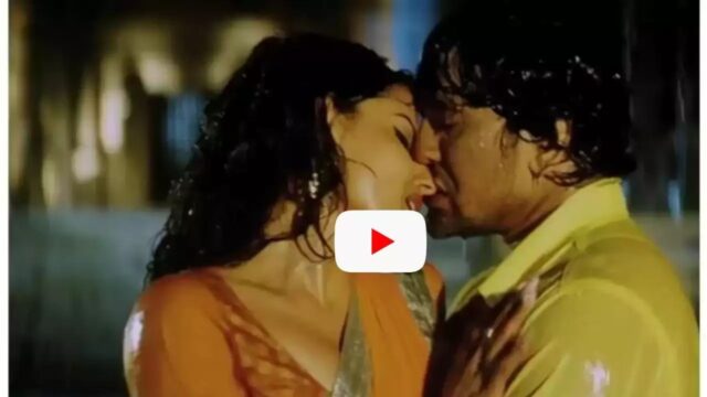 Bhojpuri Romantic Song: मधु शर्मा का भीगा बदन देख निरहुआ के तन बदन में लगी आग, रोमांस देख फैंस हुए पानी- पानी ​​​​​​​