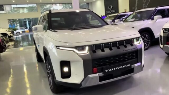 Mahindra XUV 200: गरीबों के बजट में लॉन्च हुईं नई महिंद्रा XUV 200, जाने कीमत और फीचर्स